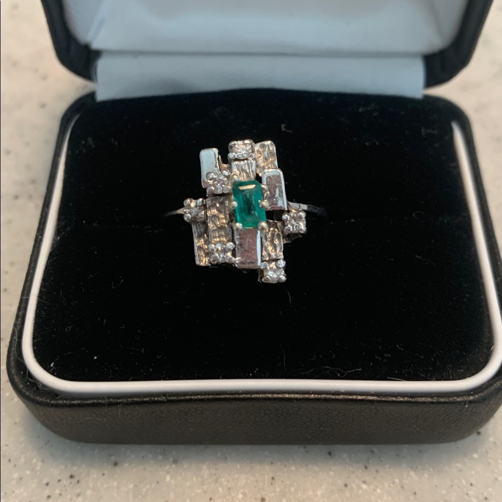 14K White GOLD Vintage Diamonds & Emerald Cocktail Ring Sz 6.75 weighs 6.4 grams